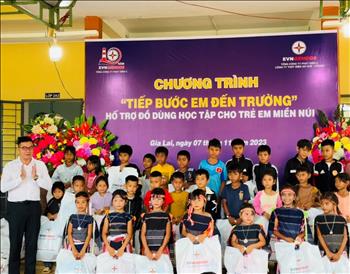 EVNGENCO2 and An Khe - Ka Nak Hydropower Company support poor students in Gia Lai