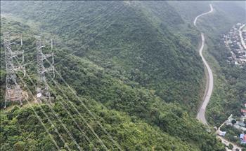 Early completion of insulators replacement project of Son La - Hoa Binh 500kV line