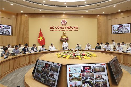 Minister Nguyen Hong Dien chairs an online meeting on power grid projects