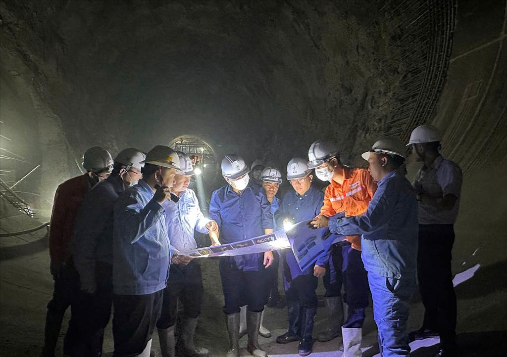 Chairman of EVN’s Board of Directors Dang Hoang An inspects construction site of Hoa Binh Hydropower Plant Expansion Project