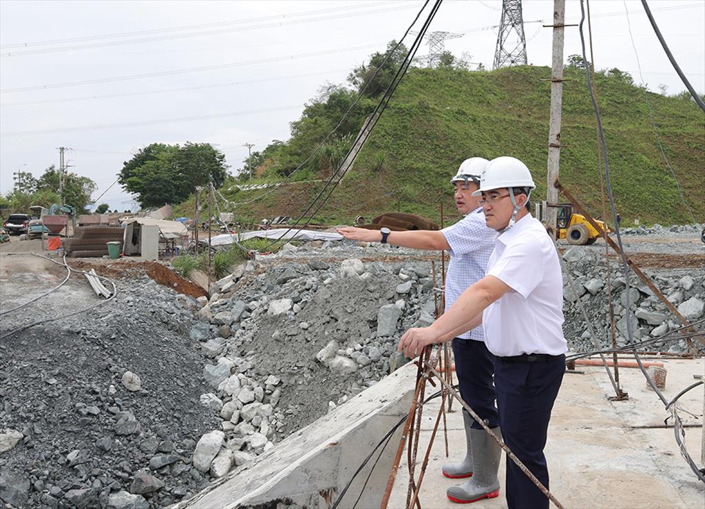 EVN leadership inspects equipment installation and cofferdam dismantling work at Hoa Binh Hydropower Plant expansion project