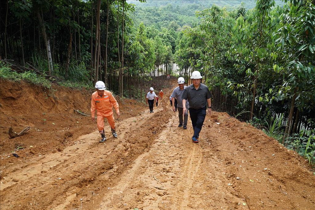 EVN’s President and CEO  Nguyen Anh Tuan inspects construction progress of packages 1, 2, and 3 of Lao Cai - Vinh Yen transmission line