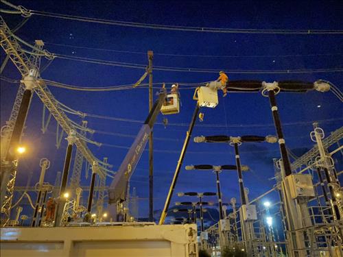 Construction during Tet holiday to improve transmission capacity for  Vinh Tan 500kV substation