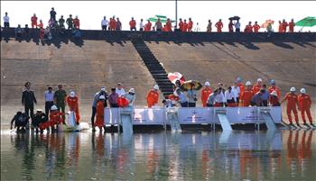 Stocking 100,000 fish fingerlings into Song Tranh 2 hydropower reservoir