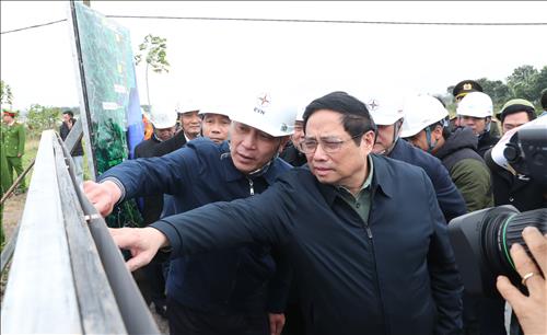 Photo series: PM inspects construction site and encourages construction force of 500kV transmission line projects from Quang Trach to Pho Noi