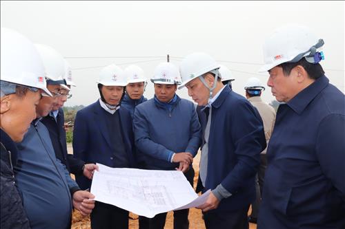 Photo series: EVN leaders encourage workers on construction site of Thanh Hoa 500kV substation and Nam Dinh I TPP-Thanh Hoa 500kV transmission line