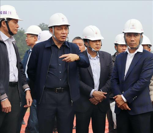 EVN leaders inspect construction progress and encourage workers on construction throughout Tet holiday at construction site of circuit-3 500kV transmission line project
