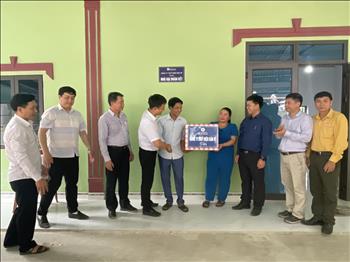 Handing over 20 Great Solidarity houses to people in difficult circumstances in Nghe An