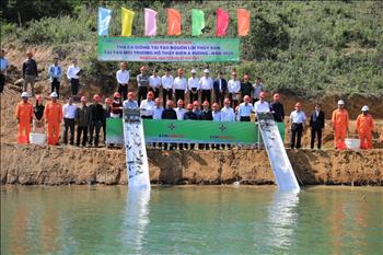 Releasing over 15,000 fish fingerlings to regenerate aquatic resources in reservoir bed of A Vuong Hydropower Plant